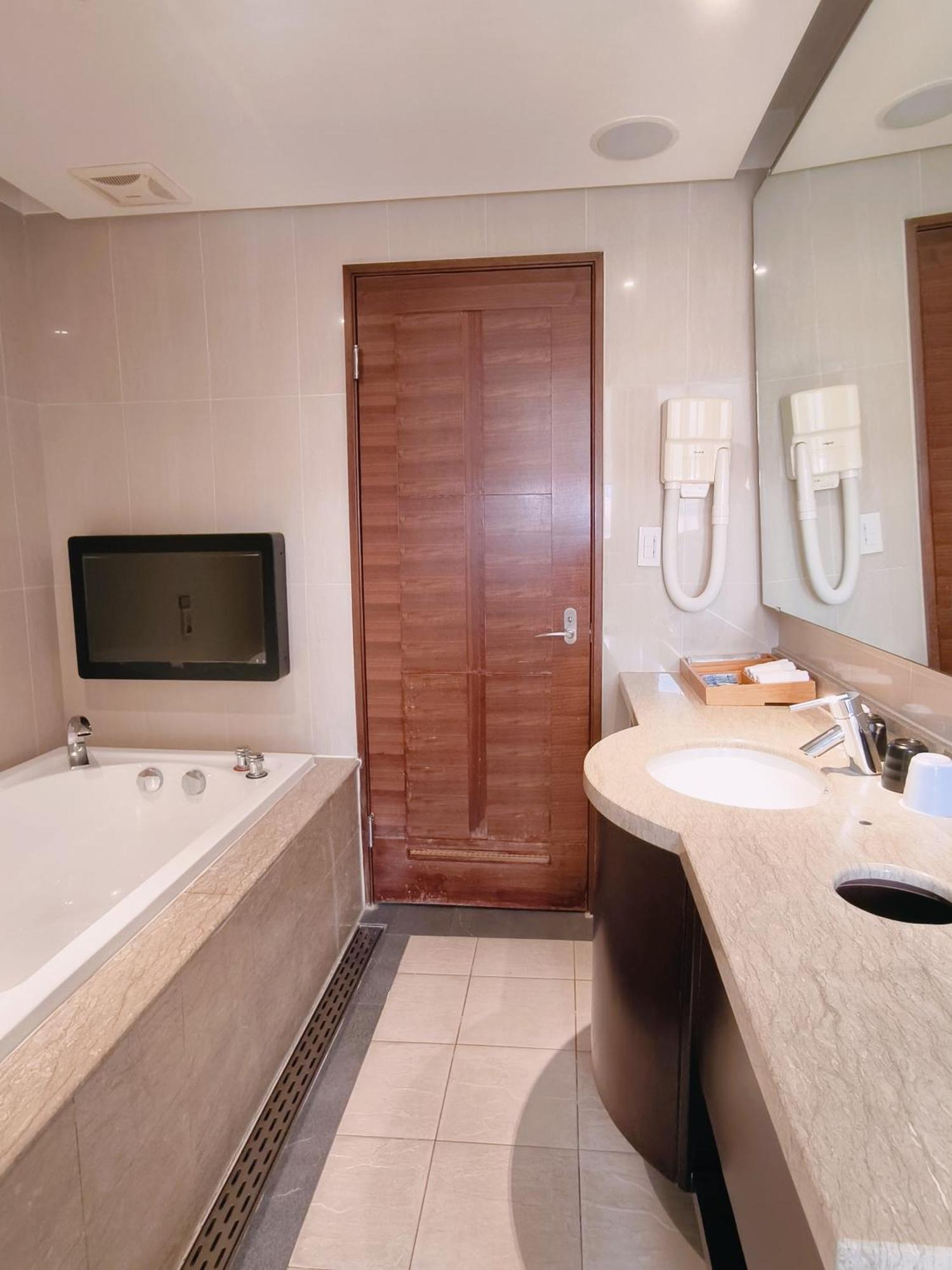 Via Hotel Breeze Taipei Room photo